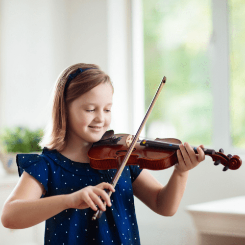 A young girl happily playing the violin | violin lessons near chafford hundred